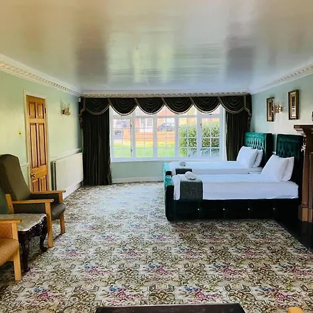 Unwind In Comfort At Cosy Caradus Free Parking