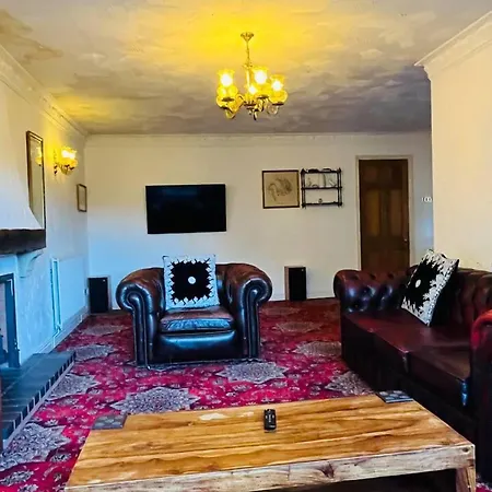 Unwind In Comfort At Cosy Caradus Free Parking